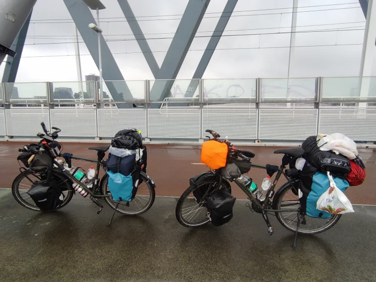 Foto von den Fahrrädern, die auf einer Brücke stehen