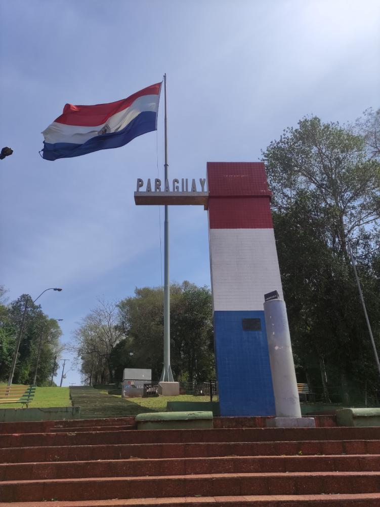 Die paraguayische Flagge am Dreiländereck