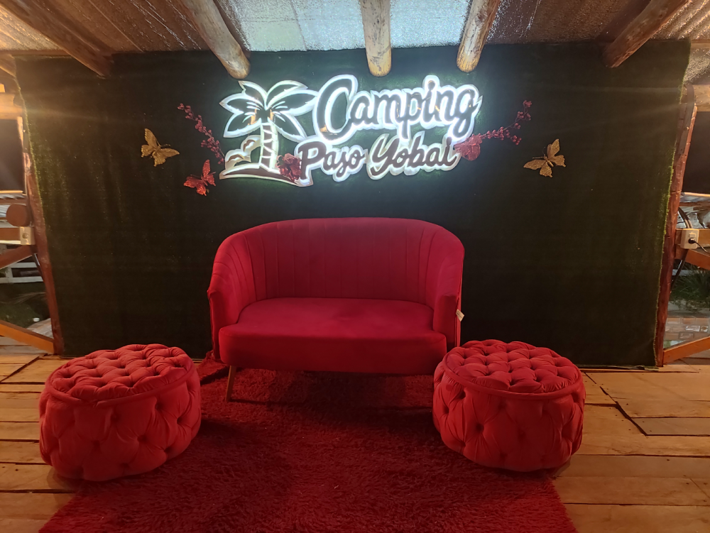 Campingplatz Paso Yobai in Paraguay - Gemütliches rotes Sofa
