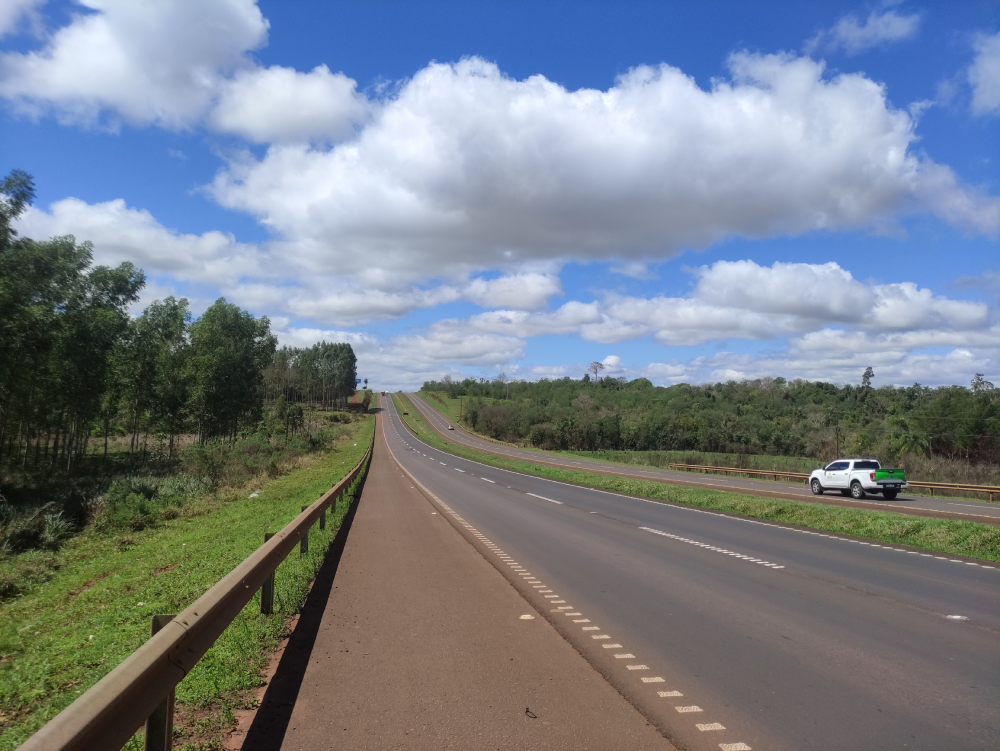 Foto von langer Straße in Paraguay [Annkathrin Kaßner und Nico Ladewig auf Weltreise]