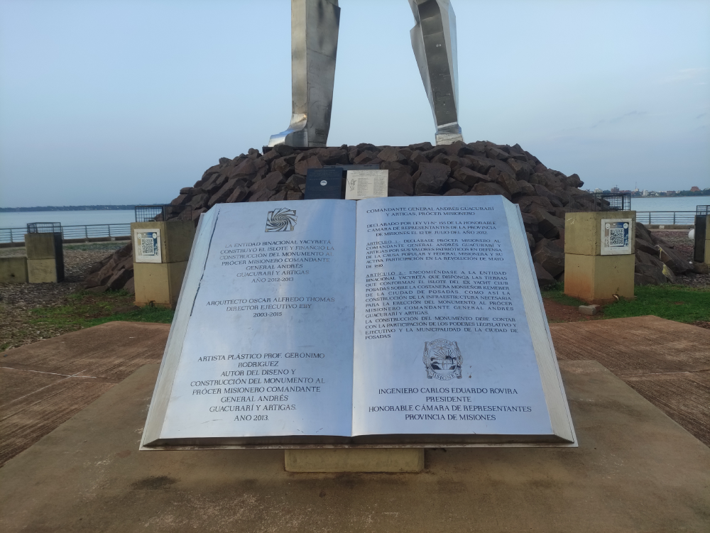 Foto von einer großen Buch Statue