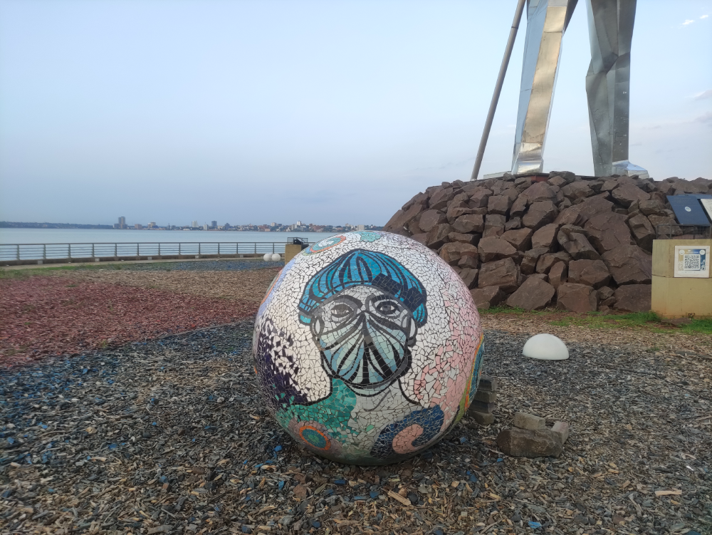 Foto von einer großen Kugel Statue