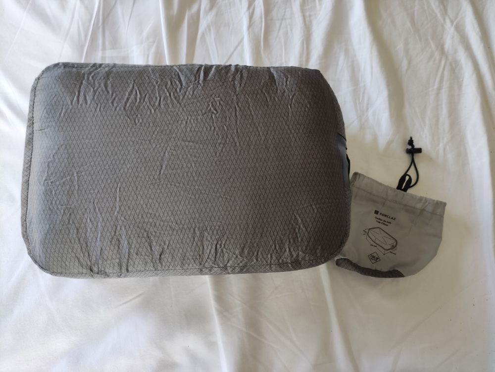 Graues aufblasbares Kissen
