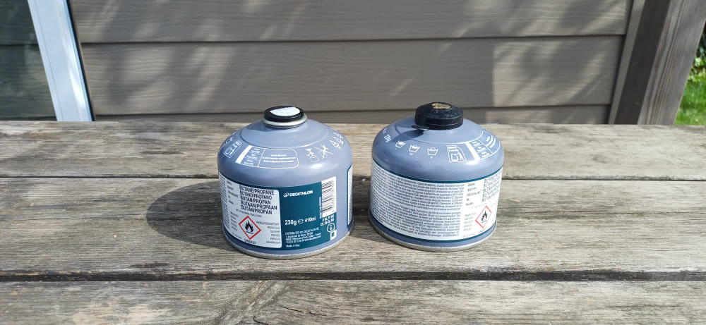 Zwei kleine Gaskartuschen