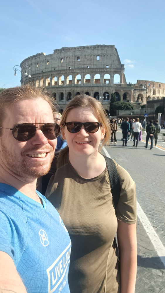 Foto von Nico und Annkathrin die vor dem Kolloseum stehen
